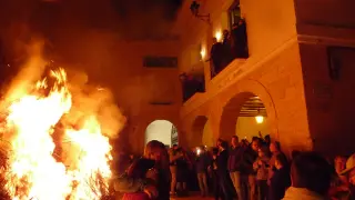 La hoguera de Castelserás arde cada año a finales de enero en la plaza Mayor de la localidad.