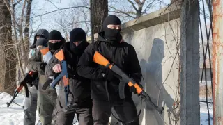 Varios civiles se entrenan militarmente en Kiev.