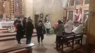 Un grupo de mujeres canta a la Santa en Alberuela de Tubo, Huesca