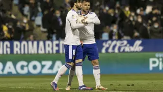 Eugeni y Álvaro Giménez, en el momento de discutir por el balón antes de lanzar el penalti contra el Málaga.