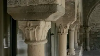 Detalle de algunas de las inscripciones en el claustro de la catedral de Roda de Isábena.
