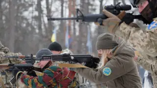 Reservistas ucranianos durante los ejercicios militares cerca de Kiev