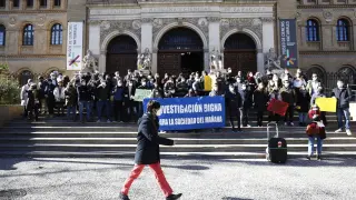 Movilización a las puerta del Paraninfo de Zaragoza.