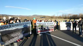 Un centenar de vecinos cortaron el domingo la autovía en Puente la Reina como protesta por el enlace.