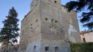 El palacio de los Altarriba de Permisán (Ilche) está en un avanzado estado de ruina.