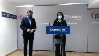 Los concejales del PP Gerardo Oliván y Antonia Alcalá durante la rueda de prensa de este martes.