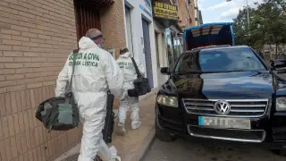Criminalistas de la Guardia Civil, en la calle de la Rambla, donde está el trastero donde apareció el cadáver.