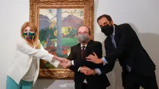 La baronesa Carmen Thyssen, el ministro español de Cultura, Miquel Iceta (c), y Borja Thyssen posan junto a la obra "Mata Mua", de Paul Gaugin
