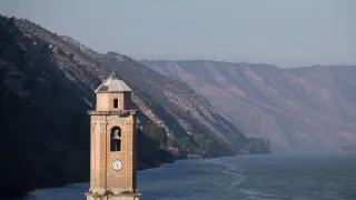 La torre de la antigua iglesia de San Juan emerge del embalse de Ribarroja en Fayón