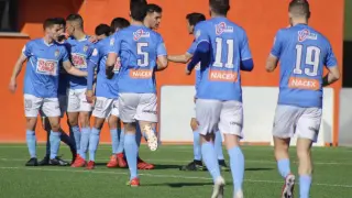 Los jugadores del Binéfar celebran un gol en Los Olmos.