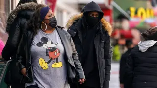 Gente andando con mascarillas por las calles de Nueva York