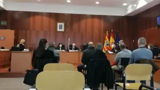 Los seis acusados, durante el juicio celebrado en la Audiencia de Zaragoza.