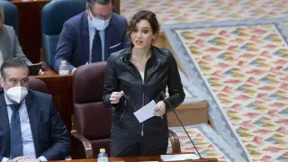 La presidenta de la Comunidad de Madrid, Isabel Díaz Ayuso, interviene en un pleno de la Asamblea de Madrid.