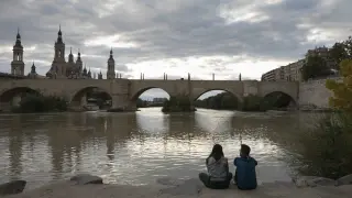 Atardecer sobre el río Ebro a su paso por el Puente de Piedra de Zaragoza.