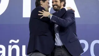 Mañueco y Casado se abrazan en el acto popular de cierre de campaña