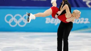 La pareja española Olivia Smart y Adrián Díaz, en acción en el programa de danza rítmica de los Juegos de Pekín 2022