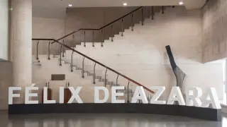Letras Félix de Azara en el vestíbulo de la Diputación Provincial de Huesca.