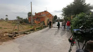 Periodistas frente a la casa donde ha sucedido el crimen de Elche.