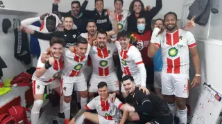 Los jugadores del Ajax de Juslibol celebran el triunfo ante el Magallón