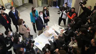 Alfonso Fernández Mañueco durante su votación este domingo