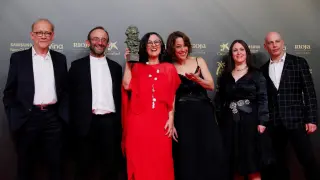 Equipo de 'Valentina' con el Premio Goya.