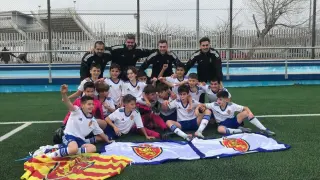 El Real Zaragoza de Alevín Preferente celebra su título de campeón.