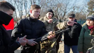 Militares ucranianos enseñan el manejo de armas a la población civil UKRAINE DEFENSE MILITARY EXERCISE CIVIL