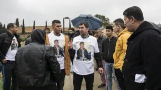 El padre y el hermano de Sami Hamidi, el argelino asesinado por miembrios de la DDP en la zona de Doctor Cerrado en noviembre de 2018, en su entierro en el cementerio musulmán de Torrero.