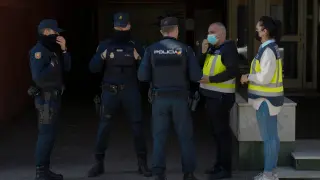 La Policía Nacional en el área de Deportes del Ayuntamiento de Cornellá durante el registro