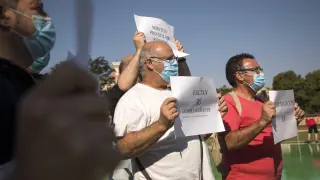Los trabajadores del servicio de instalaciones deportivas del Ayuntamiento de Zaragoza, durante una protesta el verano pasado.
