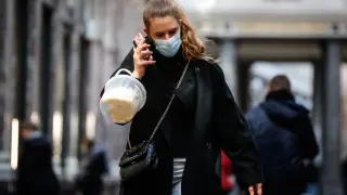 Una mujer con mascarilla por la calle en Bruselas.