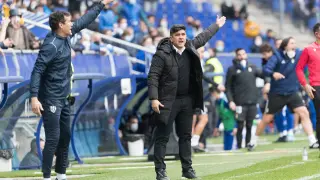 Xisco Muñoz, entrenador de la SD Huesca, da instrucciones durante el último partido contra el Oviedo.