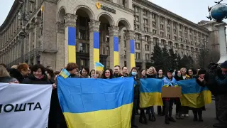 acto celebrado en la plaza del Maidán de Kiev donde se ha cantado el himno y se ha desplegado una bander aen la fachada del edificio de Correos situado en la misma plaza.