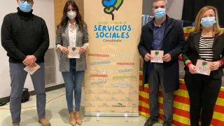 De izda a dcha: Toño Isla, Yolanda Encinar, José Ángel Solans y María Clusa con el nuevo logo de Servicios Sociales del Cinca Medio.
