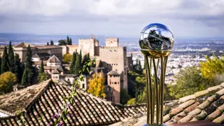 El trofeo de la Copa del Rey, con la Alhambra de fondo