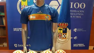 Imagen de la camiseta del centenario de la Real Federación Aragonesa de Fútbol.