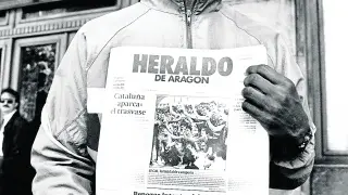Mark Davis sostiene la portada del Heraldo del 14 de febrero de 1990, con el triunfo del CAI.