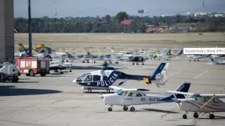 Varias avionetas en un aeropuerto