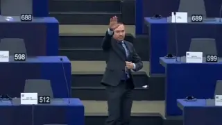 Angel Dzhambazki hizo este gesto en el Parlamento Europeo