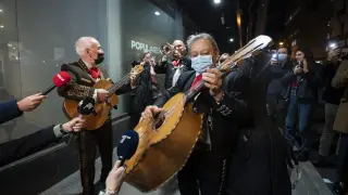 Dos mariachis tocan durante una manifestación en apoyo a la presidenta de la Comunidad de Madrid, Isabel Díaz Ayuso, frente de la sede del Partido Popular en la calle Génova.