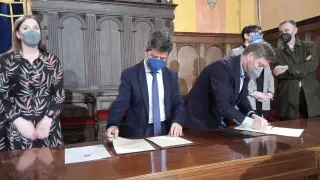 El alcalde de Huesca, Luis Felipe, y el consejero de Vertebración del Territorio, José Luis Soro, firmando el acuerdo para la subasta de la parcela.