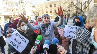 La madre de Khawla, la menor asesinada en Alcalá la Real, recibió el apoyo de los vecinos