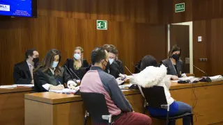 Los acusados, ayer, en la Audiencia Provincial de Zaragoza.