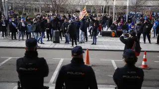 Protestas en la puerta de acceso de la directiva, este sábado antes del Real Zaragoza-Las Palmas.