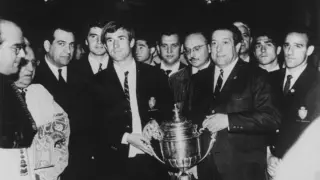 Carlos Lapetra y el presidente Waldo Marco sujetan la Copa del Generalísimo de 1966.