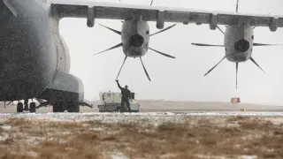 Llegada del avión A-400 del Ejército del Aire en el aeropuerto de San Juan de Terranova