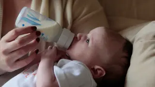 Bebé con biberón afiliación
