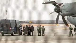 Los supervivientes del Villa Pitanxo suben abordo del avión que les llevará a Santiago