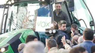 Santiago Abascal, subido a un tractor, participa en una movilización por las calles de Murcia para exigir futuro y respeto para el campo