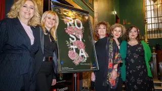 Cinco actrices de 'Rosita', junto al cartel de la obra, que se presenta en el Teatro del Mercado.